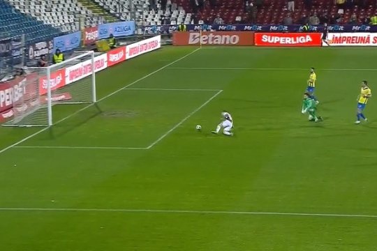 Putea fi ratarea sezonului în Superligă! A dat pe lângă cu poarta goală, dar a fost "salvat" de la margine