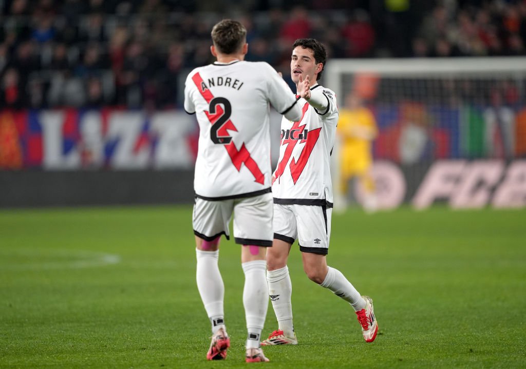 Rațiu și Camello, într-un moment în care dialoghează pe teren în timpul unui meci