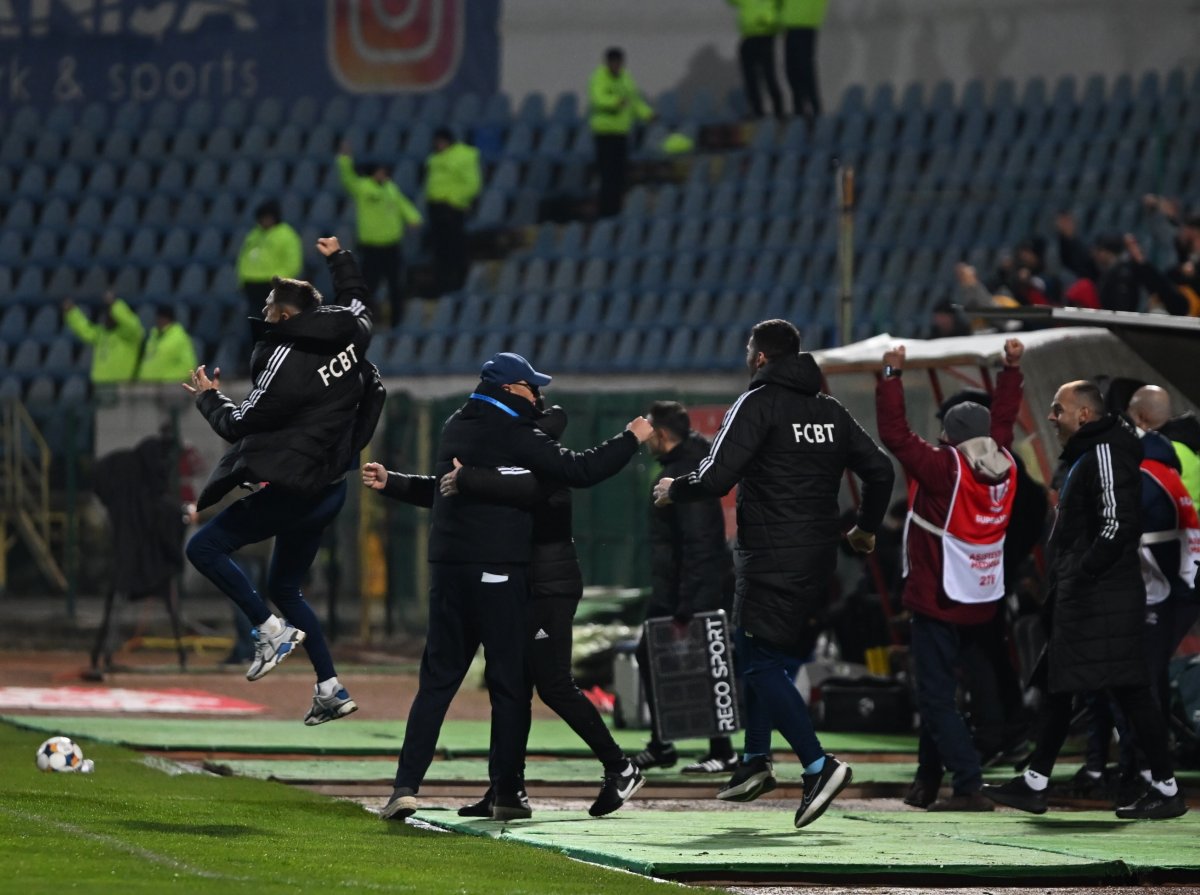 Reacția de bucurie a băncii tehnice a Botoșaniului după golul superb reușit de Mailat