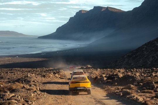 Lamborghini Esperienza Avventura: 4 zile la granița dintre lux, natură și adrenalină, în inima vulcanică a Lanzarote