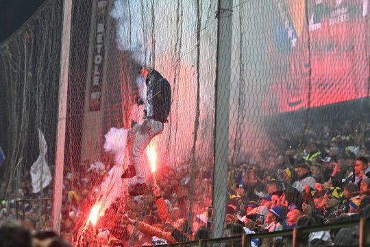 Zenica a trecut, dar traumele rămân. ”Vreți să ne omorâți?”. Polițiștii din Bosnia, cu poza bannerului pro-Mladic pe telefoane: ”Dacă-i prindem, pușcărie direct”