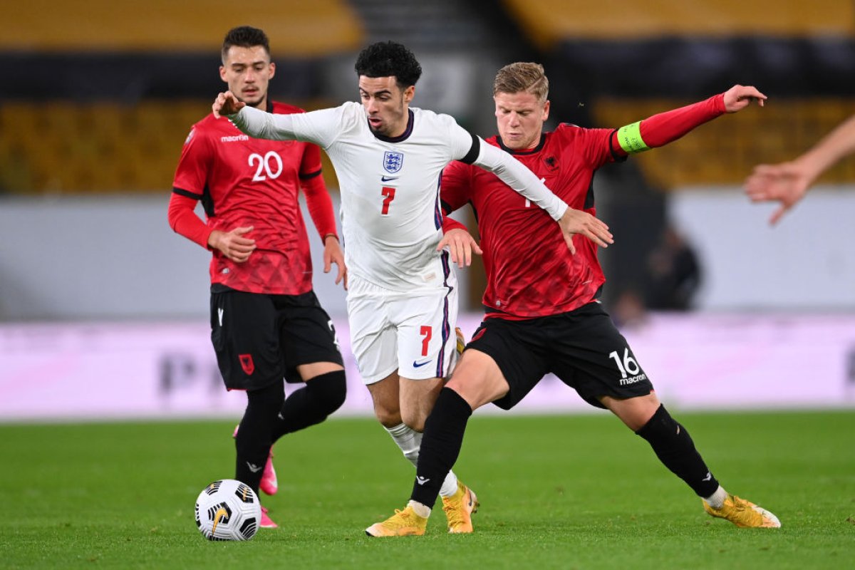 Cokaj (în duel cu Curtis Jones) a evoluat și la nivel de tineret pentru Albania