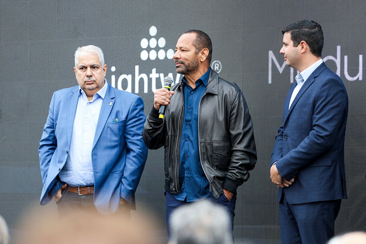 Tatăl lui Neymar (foto, în centru) a confirmat tranzacția estimată la aproximativ 18 milioane de dolari