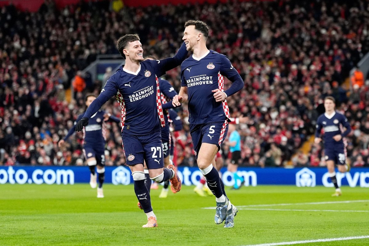 Dennis Man, jucător la PSV, în meciul cu Liverpool, din Champions League