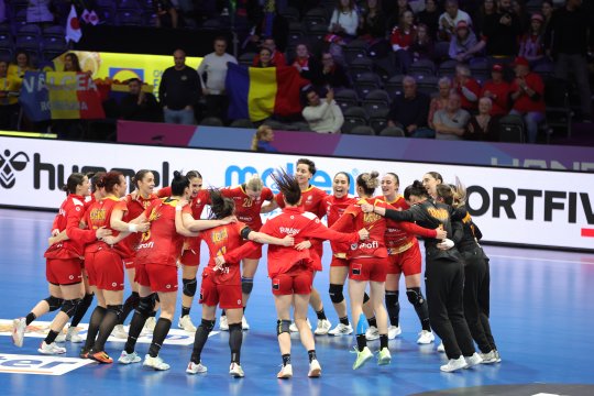 Tricolorele au fost aproape să nu ajungă la meciul cu Croația: ”M-am panicat! Instinctul meu a fost să o luăm în alergare”