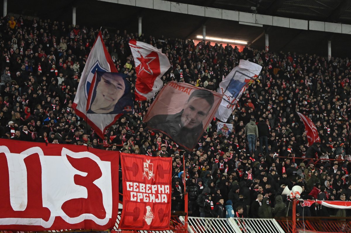 Suporterii Stelei Roșii la meciul contra FCSB