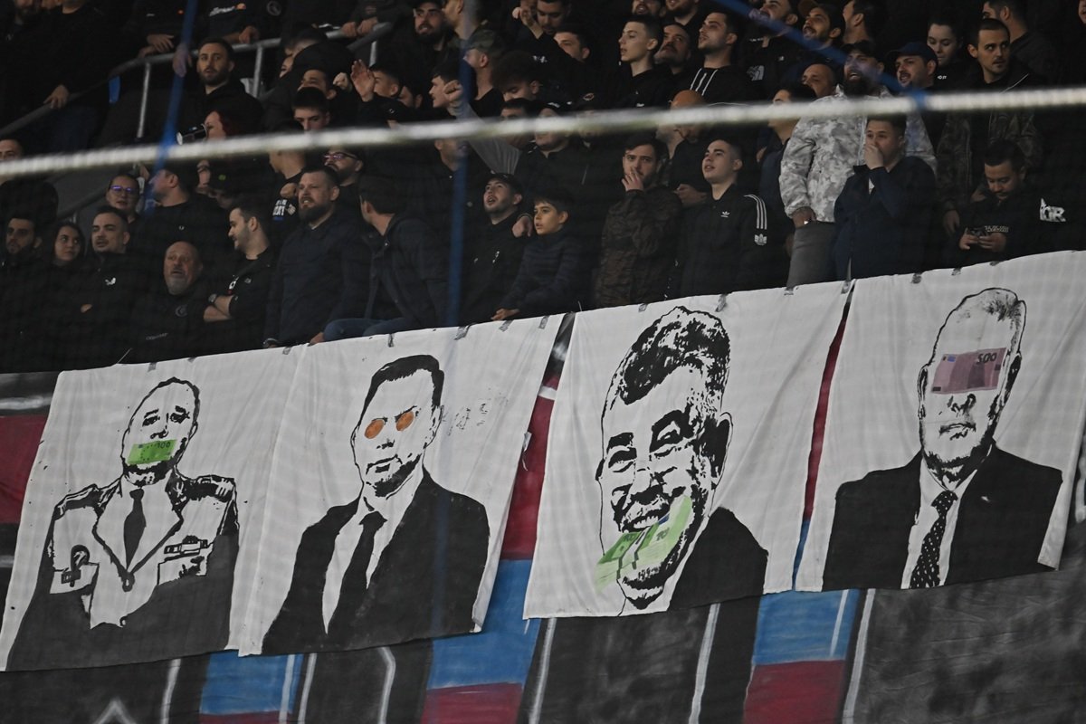 Suporterii Stelei acuză că Eduard Bachide (al doilea de la stânga la dreapta pe banner) este unul dintre cei care blochează echipa în Liga 2