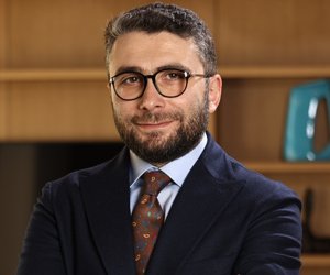 Uluitor! Un miliardar străin ar fi vrut să preia un club foarte mare din România. Un ministru s-ar fi opus