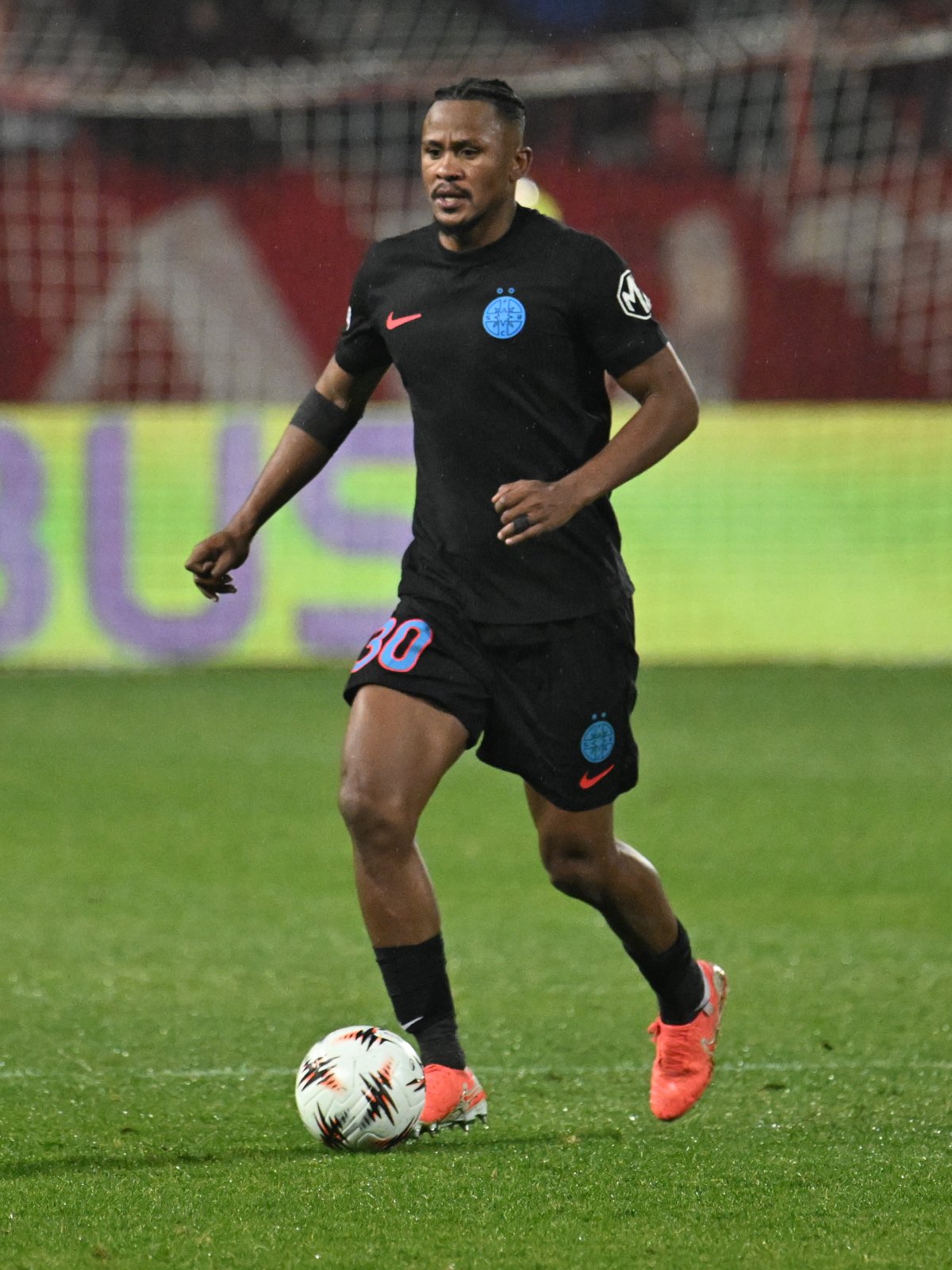 3.500.000 de euro este cota de piață a lui Ngezana, potrivit transfermarkt.com.