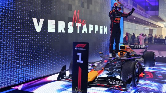 Verstappen câștigă în Qatar profitând de o greșeală de strategie a celor de la McLaren. Titlul se joacă în ultima rundă