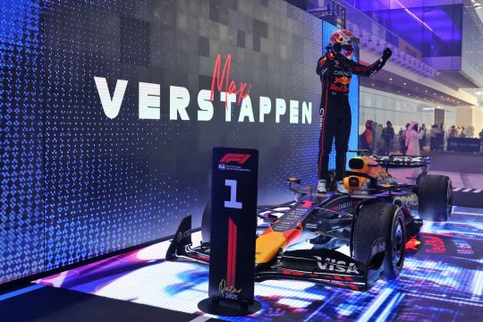 Verstappen câștigă în Qatar profitând de o greșeală de strategie a celor de la McLaren. Titlul se joacă în ultima rundă