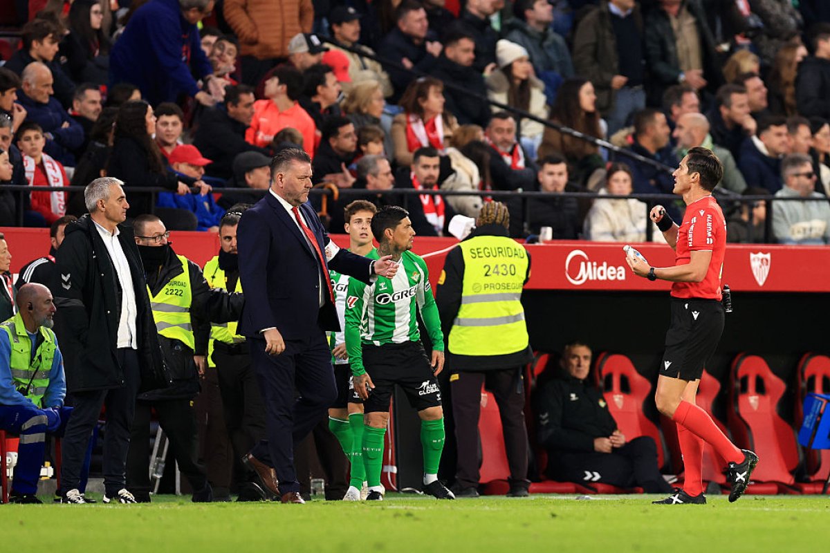 Nebunie la Sevilla. Derby-ul cu Betis a fost întrerupt din cauza incidentelor din tribune
