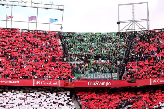 Nebunie la Sevilla. Derby-ul cu Betis a fost întrerupt din cauza incidentelor din tribune