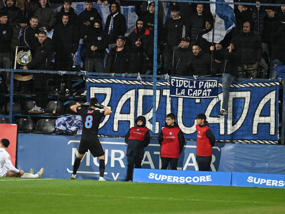 Șut se bucură după golul marcat în fața galeriei Farului