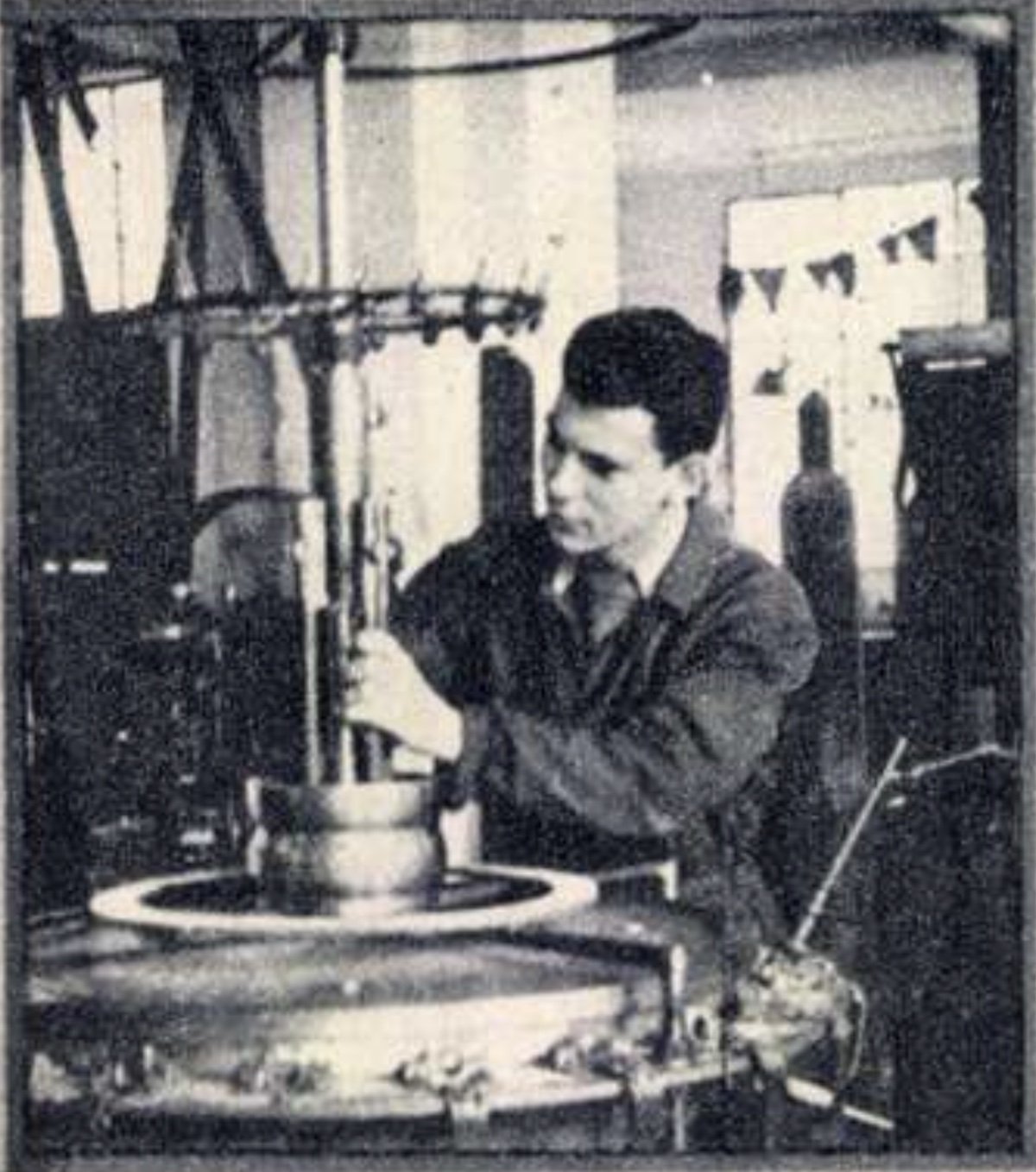 În 1955, anul debutului în fotbal pentru UTA, Emeric Ienei era lăcătuș. Imaginea din revista Flacăra