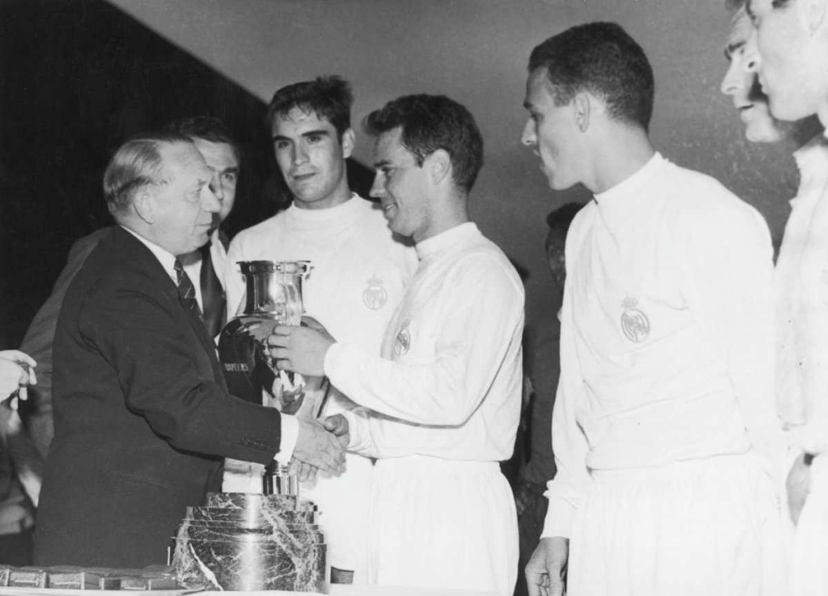Real Madrid a cucerit cinci trofee al CCE într 1956 şi 1960