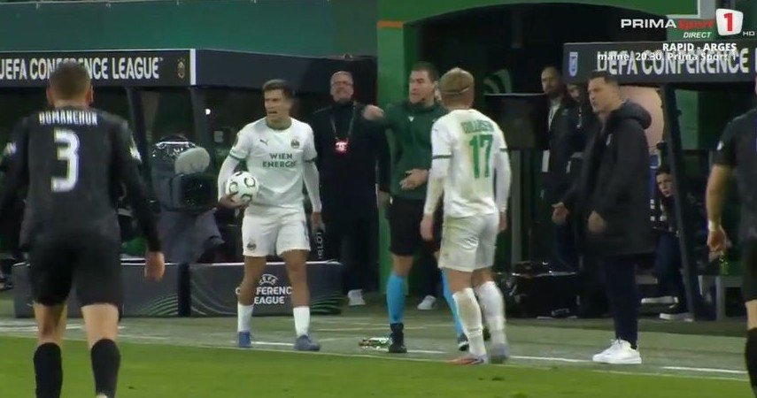 Rădoi, în momentul în care se ceartă cu fotbalistul adversarilor și este ulterior eliminat