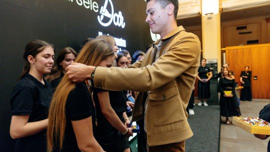 David Popovici și membri ai Lotului Național de Canotaj premiază 35 de tineri excepționali la Gala Burselor DAR