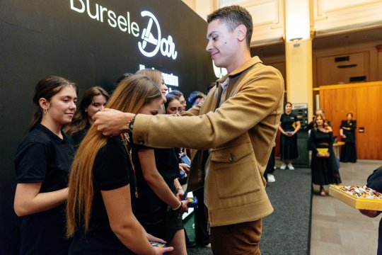 David Popovici și membri ai Lotului Național de Canotaj premiază 35 de tineri excepționali la Gala Burselor DAR