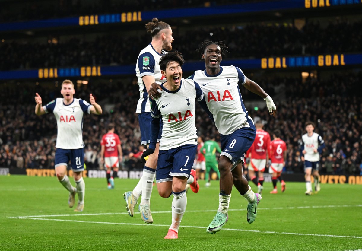 Yvesw Bissouma și Radu Drăgușin celebrează un gol înscris împotriva lui Manchester United