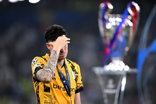 Jaf în timpul unui meci de Champions League! Vila fundașului lui Cristian Chivu a fost spartă