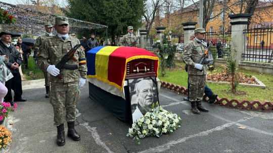 A început ceremonia de înmormântare a lui Emeric Ienei. Momente emoționante, generația Steaua '86 s-a reunit la catafalc + Răzvan Burleanu e prezent