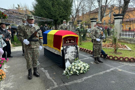 A început ceremonia de înmormântare a lui Emeric Ienei. Trupul neînsuflețit al legendarului antrenor a ajuns la biserică