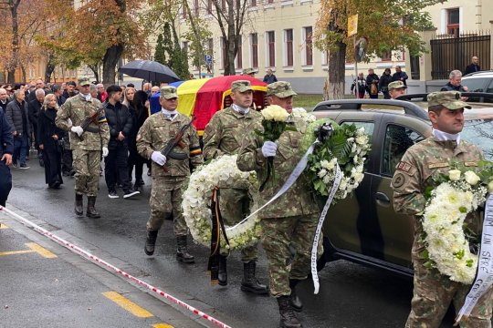 A început ceremonia de înmormântare a lui Emeric Ienei. Momente emoționante, generația Steaua '86 s-a reunit la catafalc + Răzvan Burleanu e prezent