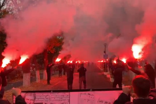 Ceremonia de înmormântare a lui Emeric Ienei. Momente emoționante, generația Steaua '86 s-a reunit la catafalc. ”Nea Imi”, omagiat cu torțe de suporterii Stelei