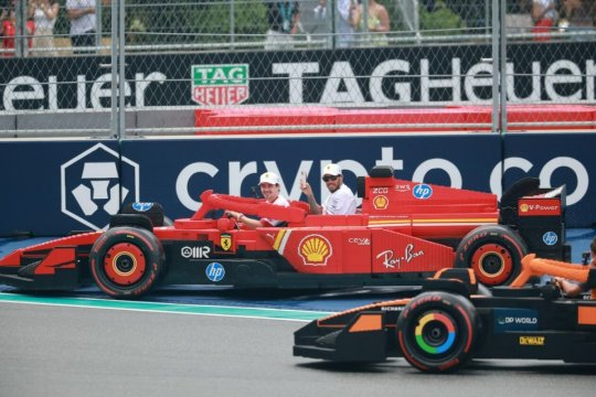De pe circuitul de la Miami, la București! Monopostul Ferrari LEGO® de Formula 1 a sosit în România