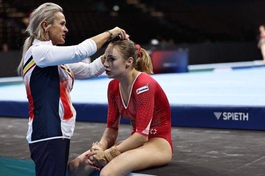 O sportivă și mama ei vin cu alte mărturii-șoc despre Camelia Voinea: ”Te bătea cu tot ce nimerea! Avea două bețe, de metal și nuc”