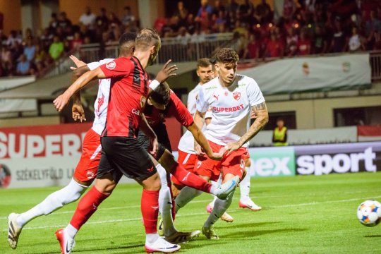 Dinamo - Csikszereda, de la 17:30, pe iAMsport.ro. Cu o victorie, ”câinii” ajung pe podiumul SuperLigii