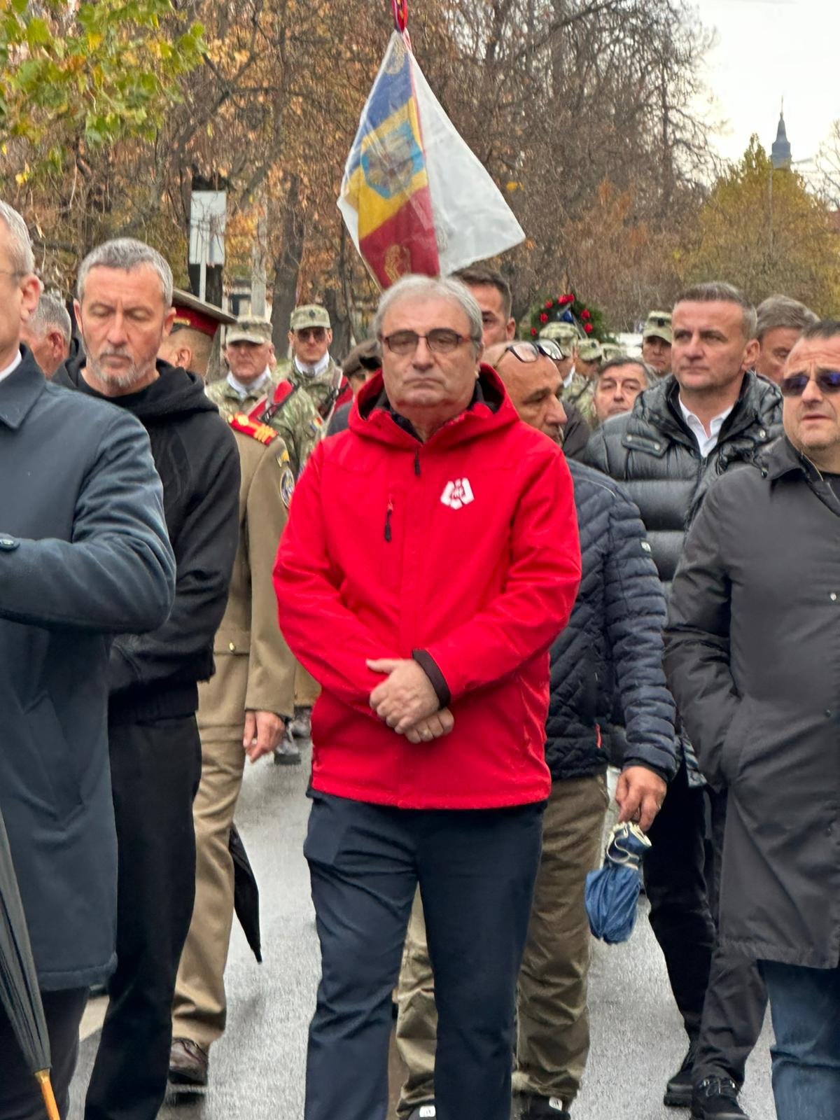 Mihai Stoichiță s-a afișat într-o geacă de culoare roșie la înmormântarea lui Emeric Ienei