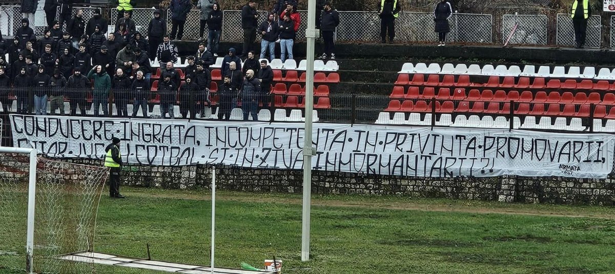 Fanii Stelei, în război cu conducerea după ce clubul nu a amânat meciul din ziua înmormântării lui Emeric Ienei