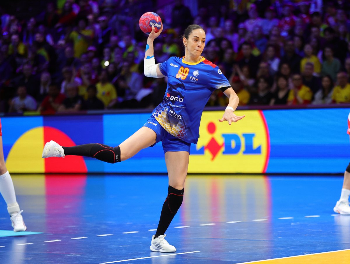 Sorina Grozav are 26 de ani și a revenit în acest an la Corona Brașov, echipa la care a debutat în handbal