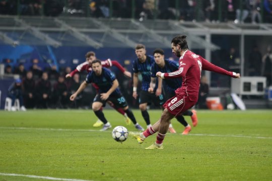 Un nou final de coșmar pentru Chivu! Liverpool a marcat în minutul 88 dintr-un penalty controversat