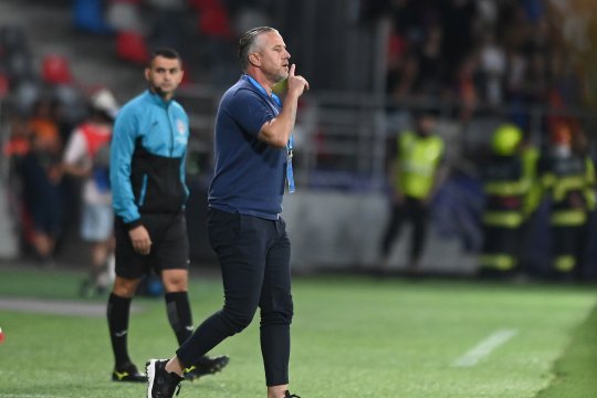 Ofertă primită de Laurențiu Reghecampf: ar câștiga lunar 23.000 de euro