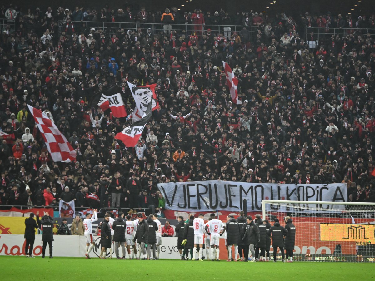 Mesajul afișat de suporterii dinamoviști la derby-ul cu FCSB pentru Zeljko Kopic. Traducere: "Noi credem în Kopic"