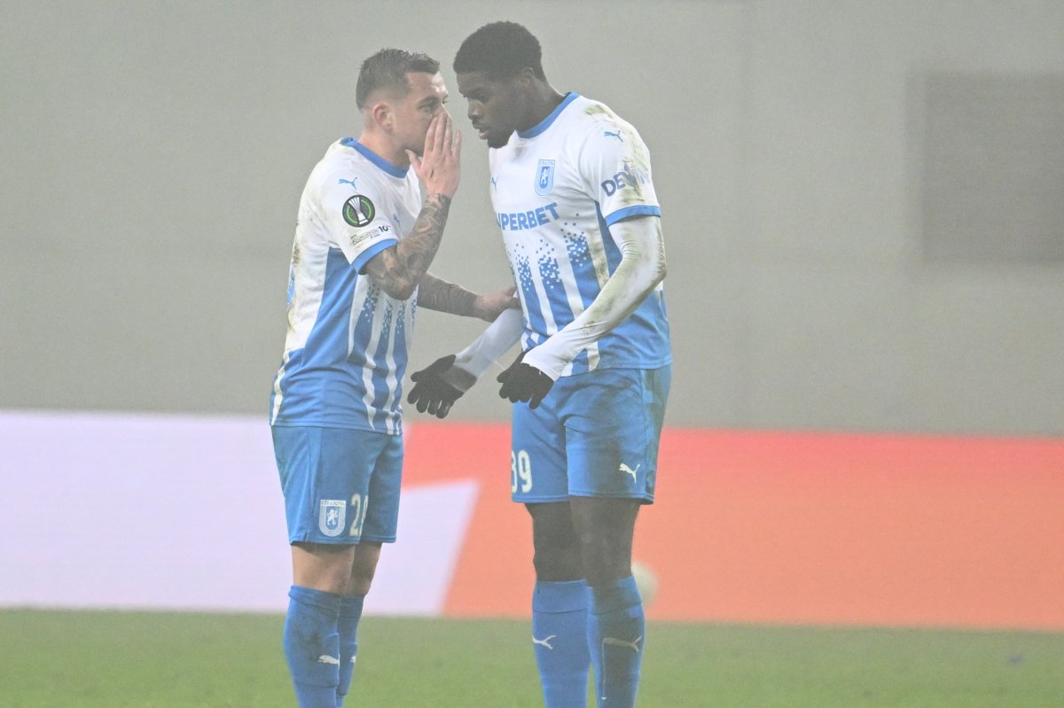 Alexandru Cicâldău și Steven Nsimba, in meciul dintre Universitatea Craiova si Sparta Praga