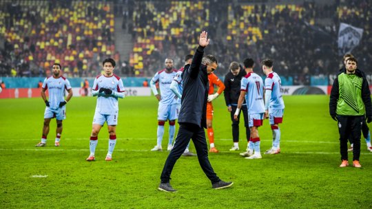 Suporterii îi cer demisia lui Van Persie după eșecul surprinzător cu FCSB! Reacția tehnicianului după meci: ”Suntem consternați”