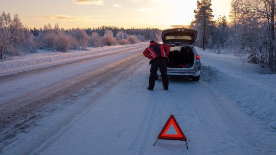 Jumătate dintre mașinile din România intră nepregătite în iarnă. Care sunt riscurile reale și cum pot fi evitate
