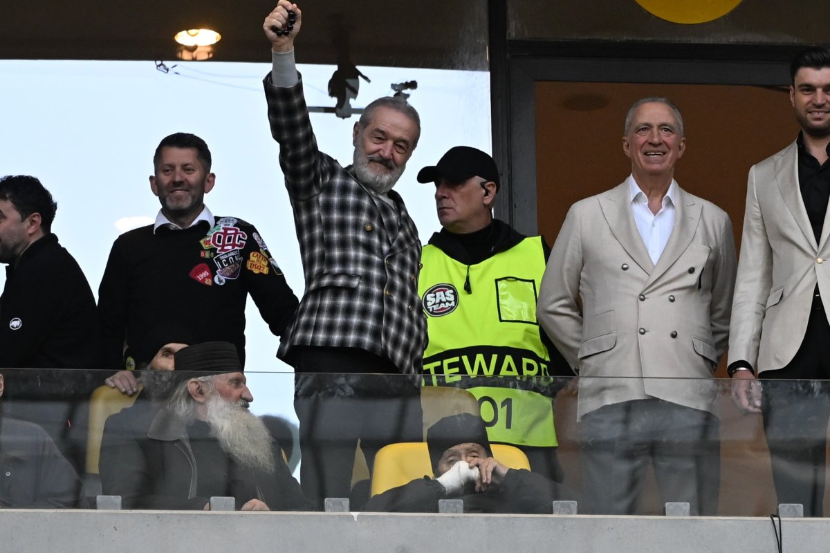 Gigi Becali si Tea Sponte se bucura in tribuna la meciul de fotbal dintre FCSB si Universitatea Craiova, din cadrul Play off-ului Superligii