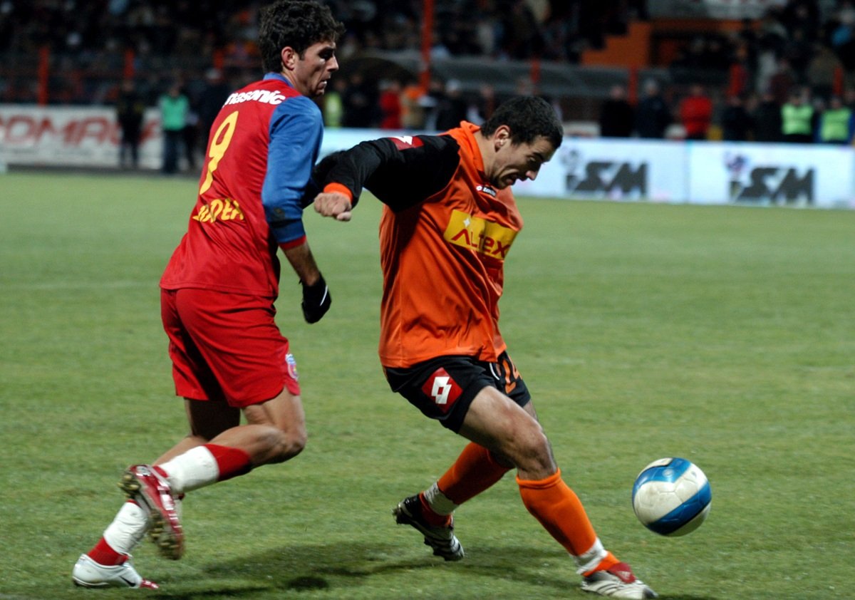 Alexandru Forminte (în dreapta), într-un meci cu FCSB