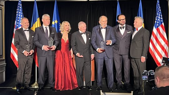 Alături de Ion Țiriac. În plin scandal în justiție, Cătălin Predoiu a plecat din țară și a urcat pe scenă împreună cu miliardarul român