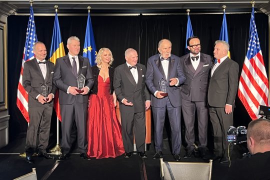 Alături de Ion Țiriac. În plin scandal în justiție, Cătălin Predoiu a plecat din țară și a urcat pe scenă împreună cu miliardarul român