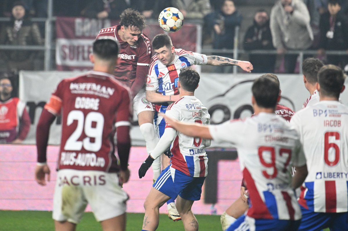 Robert Gabriel Badescu si Silviu Andrei Rus in meciul de fotbal dintre Rapid Bucuresti si Otelul Galati, din cadrul Superligii Superbet, desfasurat pe Giulesti din Bucuresti, sambata 13 decembrie 2025