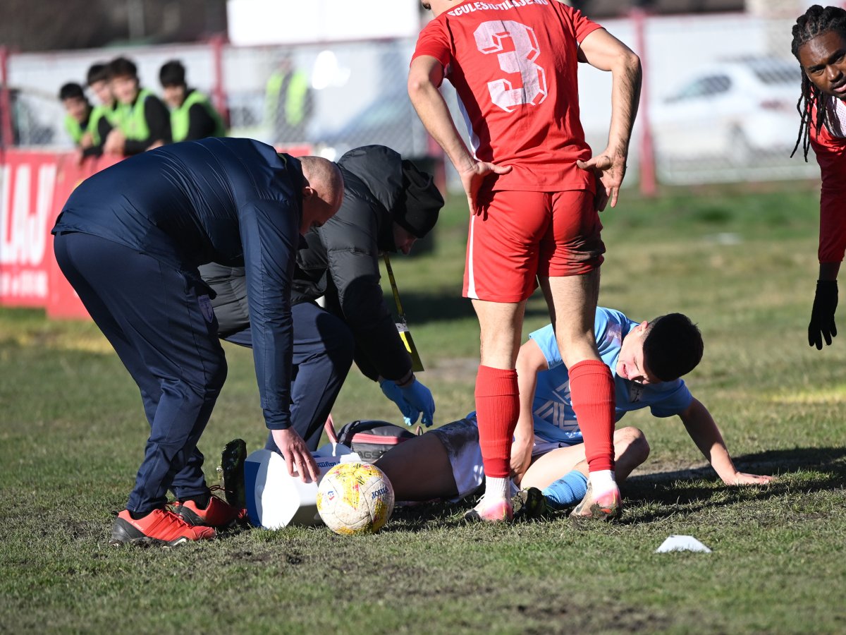 Fotbalul românesc ”lovește” din nou. Un jucător din Liga 2 s-a tăiat într-un capac de canal aflat lângă teren