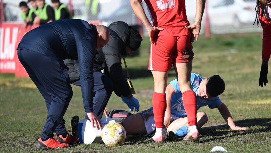 Fotbalul românesc ”lovește” din nou. Un jucător din Liga 2 s-a tăiat într-un capac de canal aflat lângă teren