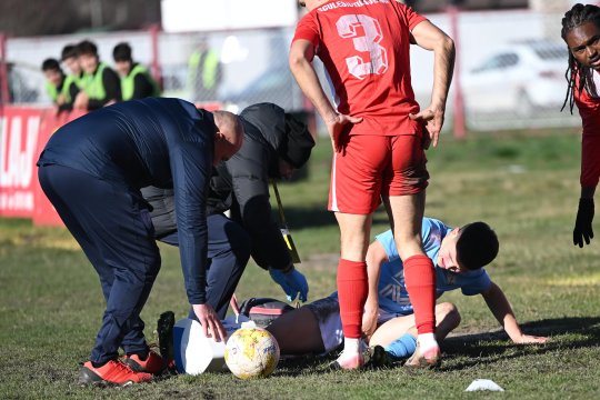 Fotbalul românesc lovește din nou. Un jucător din Liga 2 s-a tăiat într-un capac de canal aflat lângă teren