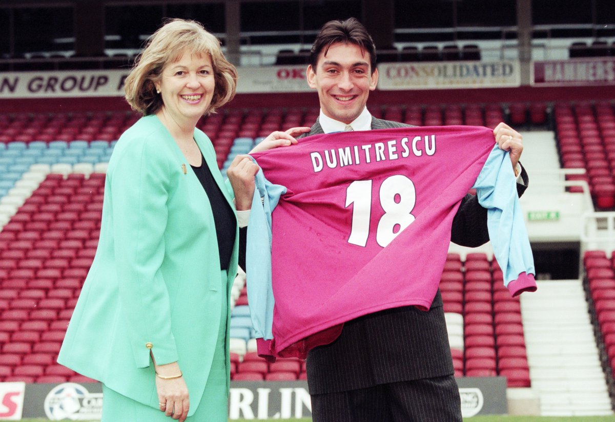 După Campionatul Mondial din 1994, Ilie Dumitrescu s-a transferat la Tottenham